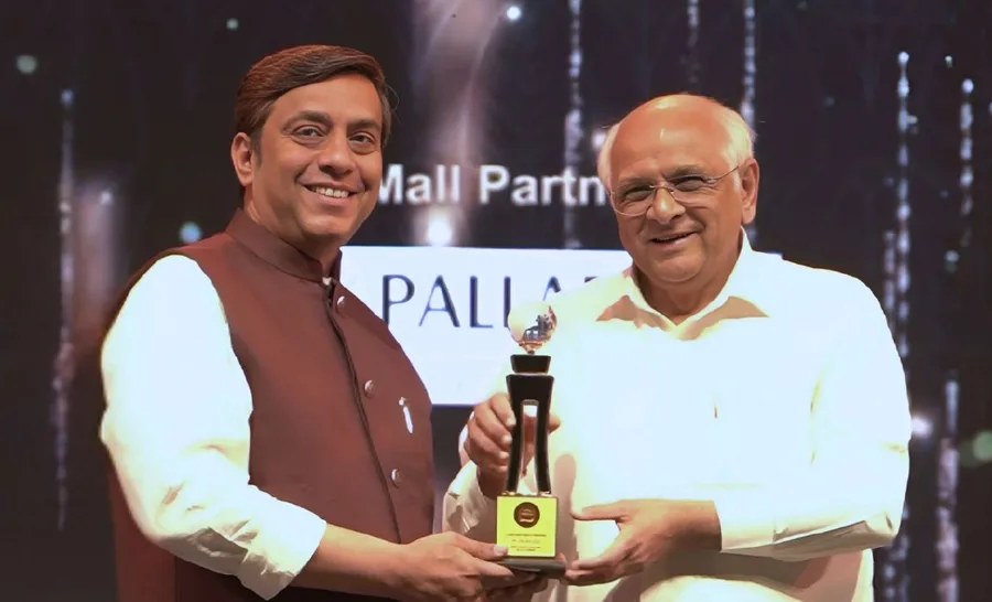 Maulik Bhatt receiving the Pride of Gujarat award from the Chief Minister of Gujarat